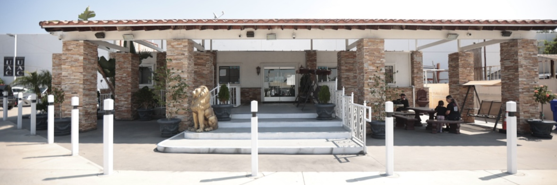 UNIQUE AUTO CENTER Home Hero Image 4